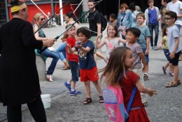 ポンピドゥーセンター前でシャボン玉をして遊ぶ子供たち