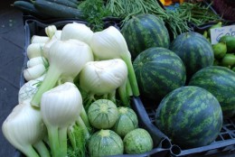 帰る途中アルノ川沿いに市場があった。野菜が絵になるねえー。こういうところ大好き。