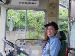 何と佐渡に着いて、乗合バスの運転手さんは若い女性でした。かっこいい！思わず写真を撮らせてもらいました。