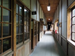 廃校になった小学校の廊下。
