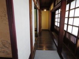 宿根木地区・清九郎・1858年築。廻り船二艘を所有した船主の家。欅が沢山使われた豪華な造り。