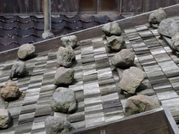 宿根木地区・杉の皮の屋根に石を載せています。10年に1度拭き替えるので大変とか。