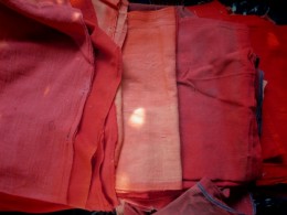 紅花染の布。紅花は江戸時代には金の3倍で取引されたとか。京都の友禅染には欠かせない染料でしてた。ここ1年でやっとのことで、集められました。コートの裏に使います。見えないところの美。これが日本人の文化です。秋冬の作品をお楽しみに！