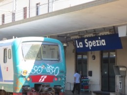 La speziaの駅で降りました。ローカル列車はらくがきだらけ。