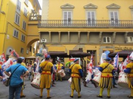 フレンッエに着いた日はお祭りでした。中世の衣装を着てパレードです。