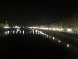 夜のアルノ川。イタリアは原発がありませんから、街灯も控えめで、街に品格があります
