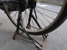 タイヤも太く、自転車止めもっ自転車屋さんで改良してもらったとか。
