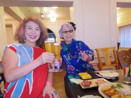 かつべさんと乾杯！今年５月にお会いしてから４回目ですが、３０年来の友達みたい。