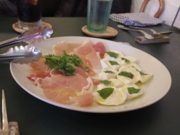 イタリア生ハムと水牛モッツァレラチーズの盛り合わせ