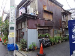 お洒落な街の一角の住宅。なんか頑張っていて、こういうの好きです。