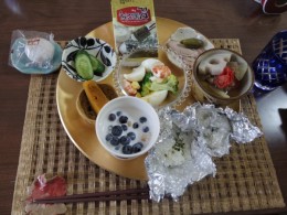 かつべすみこさんがワンプレートランチを作ってくれました。すみこさんは料理も上手。早い！