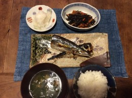 秋刀魚、ひじきの煮付け、ワカメと豆腐の味噌汁、新米ご飯。日本人ほこれだー！