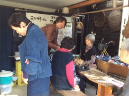 ミニ盆栽教室2日目。お天気がよく盛況です。ー