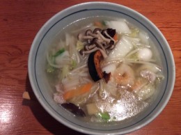 五目ラーメン。なんでも、こ 麺に小麦粉の皮部分ふすまを100%使った、ヘルシーだとか。コシがあり美味しい！