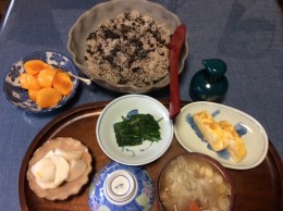 今日のお昼ごはんは君子さんがお赤飯を炊いてくれました。忙しいのに、何時、作る時間があるのでしょう。