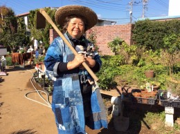 柏木牧場の畑のおばちゃん。襤褸野良着を着て、鍬を持って、大喜び。