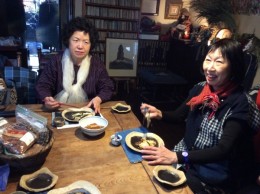 葱餅です。長葱を縦に切って、フライパンでオリーブ油で焼き、上にお餅を載せて、蓋をして、弱火で焼く。出しのつゆをかけて、出来上がり。上におかかをのせる。お試しあれ。