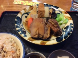 沖縄の定食はすご〜くボリュームがあります。