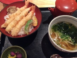 マネキンさんが来てくれたので、お昼は、上のレストラン街でお客さんとしてランチ。 天丼、うどんセット。美味しい！ そう言えば、昨日の、お昼から、ろくなもの食べてなかったなあ。