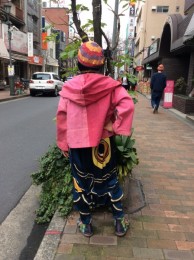 桜の季節らしい、薄ピンクのベニ花染め。 サルエルパンツ 鯉のぼりカットソーはストレッチするので、動きが自由で履きやすいと言っていました。