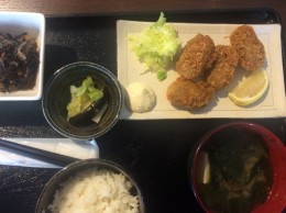 カキフライ定食。880円。