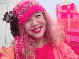 名倉奈美さん作品の帽子。 紅花とぴったりあいます。 明るい色を着ると、心が明るくなります。ルンルン。