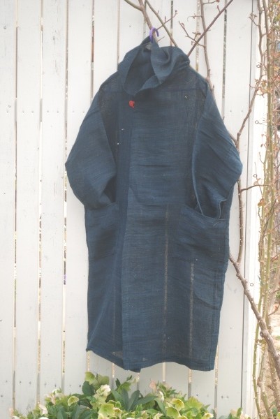 九州対馬の蚊帳から作りました。 対馬は現在織られておらず、幻の布となっています。 100年以上前の貴重な布です。 木綿。