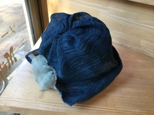 少しだけ、大麻蚊帳の布が余っていたので、チクチク適当に縫って帽子が出来ました。