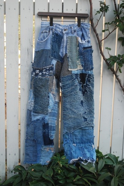 フリーマーケットで１００円で買ったジーンズに襤褸の切れ端を縫い付けていたらこんなになりました。