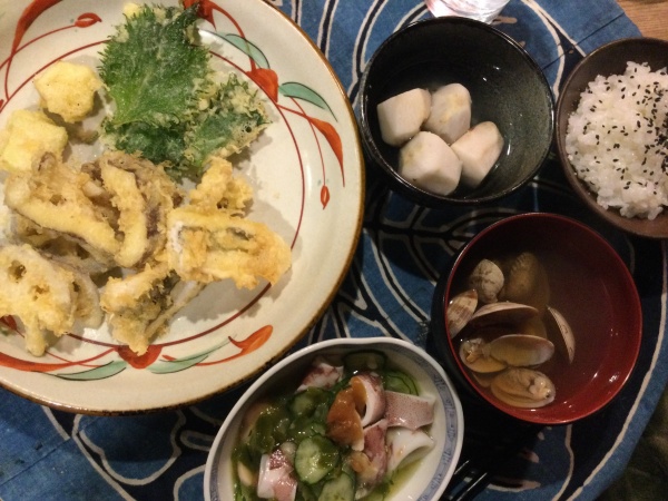 穴子、しいたけ、レンコン、紫蘇の葉の天ぷら イカ、キュウリ、めかぶの酢の物 里芋の煮っつ転がし アサリ汁