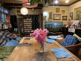 スイトピーのある部屋 昨日、近所のお花屋さんで、 可愛い色のスイトピーがあったので、３束買いました。 お部屋が明るくなりますね １束6本入って330円。 お花があると気持ちもあかるくなれますね