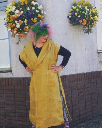 昨日、英国人の帽子ワークショップに参加して、作りました。 黄檗の黄色のロングベストに合わせてみました。